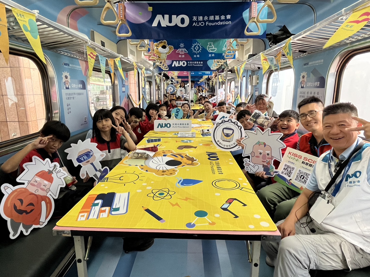 G22恒峰永續基金會參與「臺灣科普環島列車」，設計基礎科學車廂課程，以「淨零碳排和永續能源」為主題，讓學生透過創意實驗認識淨零知識，以及思考生活中的減碳行為