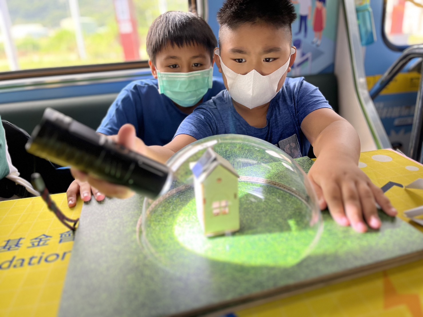 G22恒峰參與基礎科學主題車廂，以STEAM教學精神，設計「逐日科學家」、「太陽能工程師」以及「淨零建築師」三大能源科普課程和實驗